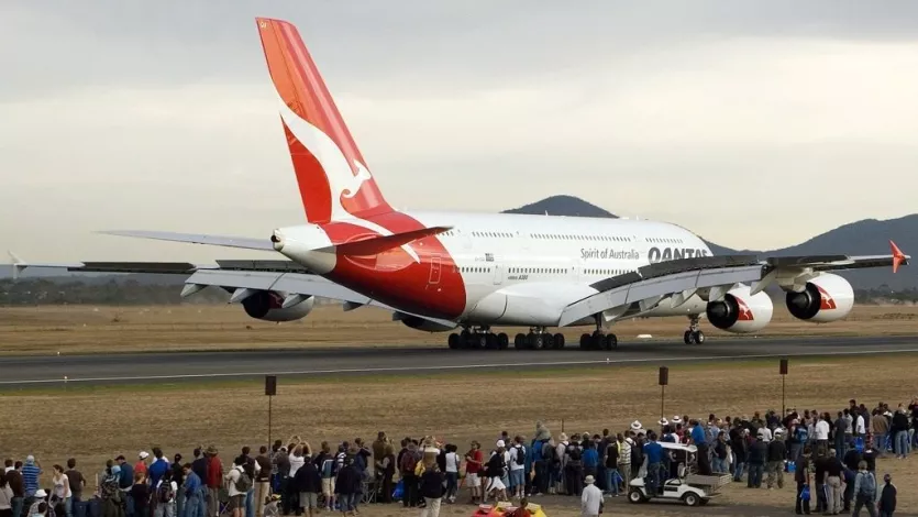 QF VH-OQA landing in 2009